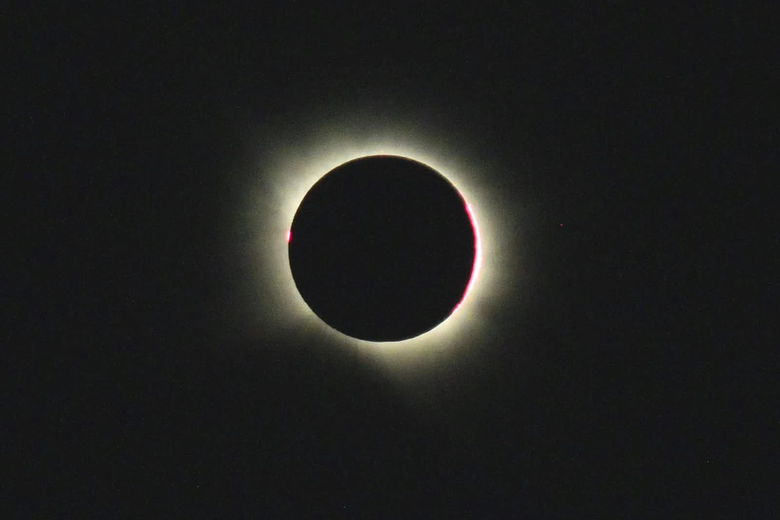Eclipse total de sol con la corona alrededor de la luna